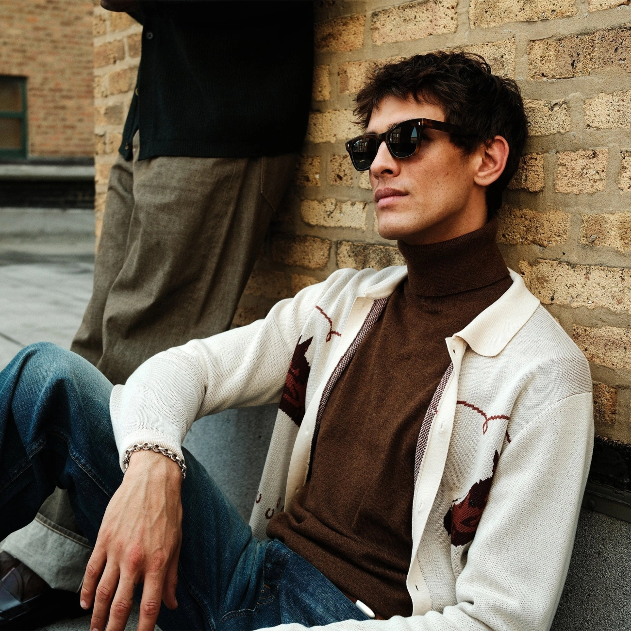 How to Add a Pop of Colour to a Neutral Suit Stylishly in 2024