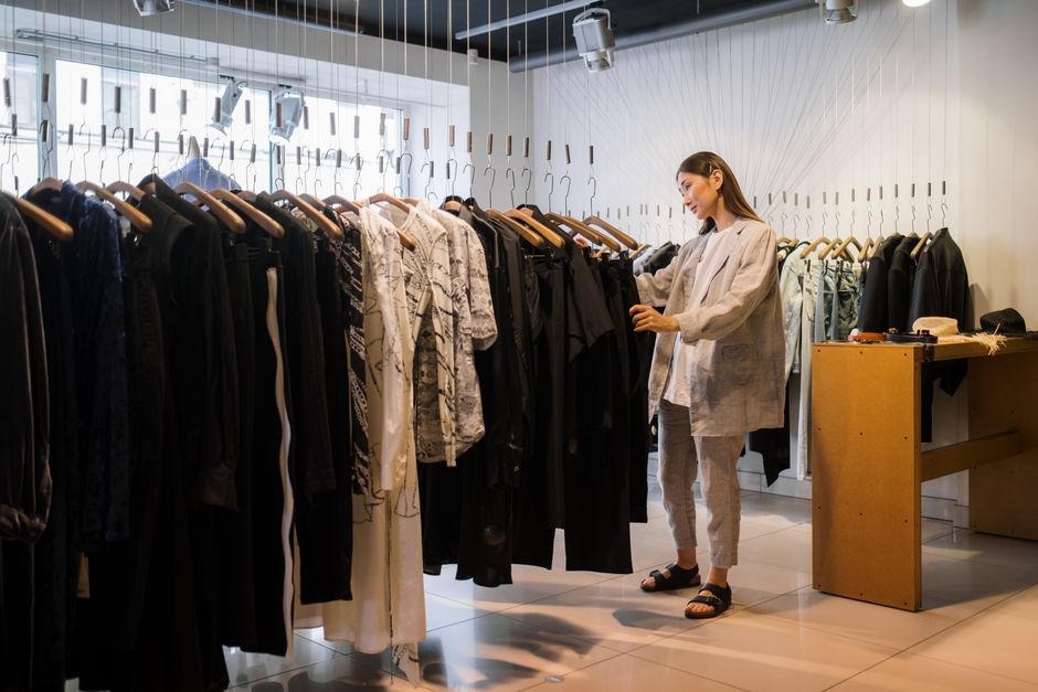 10-Piece Minimalist Capsule Wardrobe for Travel: Less Bag, More Style